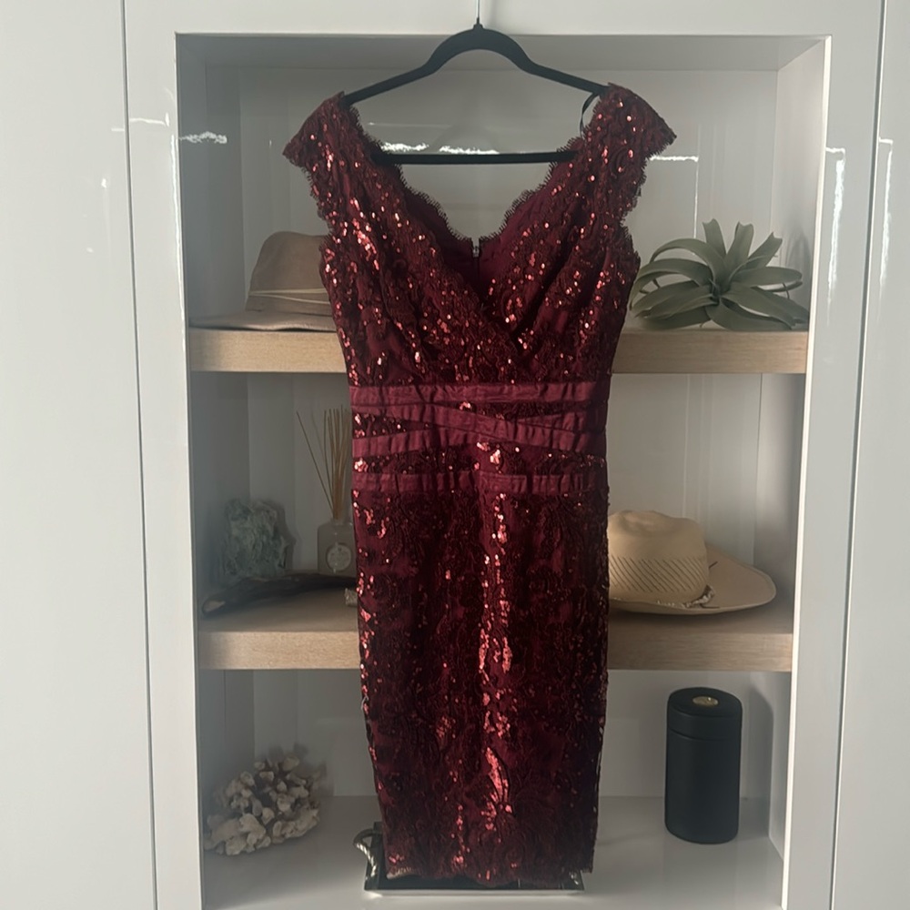 Tadashi Shoji Knee length dress sz 4 burgundy Christmas